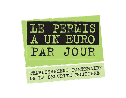 Jeune conducteur assis au volant d’une voiture avec un panneau indiquant le permis à un euro par jour