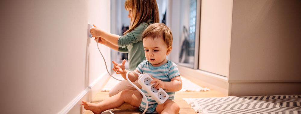 enfants jouant dans la cambre avec des prises électriques