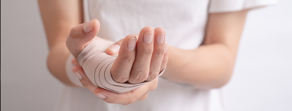 Personne avec un bandage après une coupure à la main
