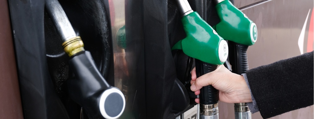 Une personne en train de se tromper de carburant.